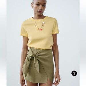Zara KNOTTED SKORT High waist skort with front knot. Front slit at hem.
